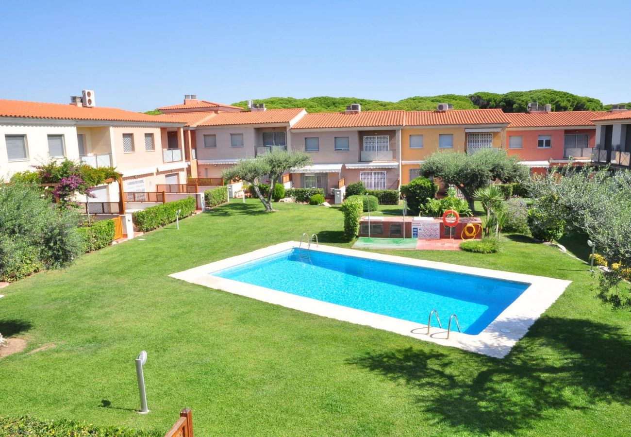 zona ajardina con piscina del alojamiento turístico en Cambrils