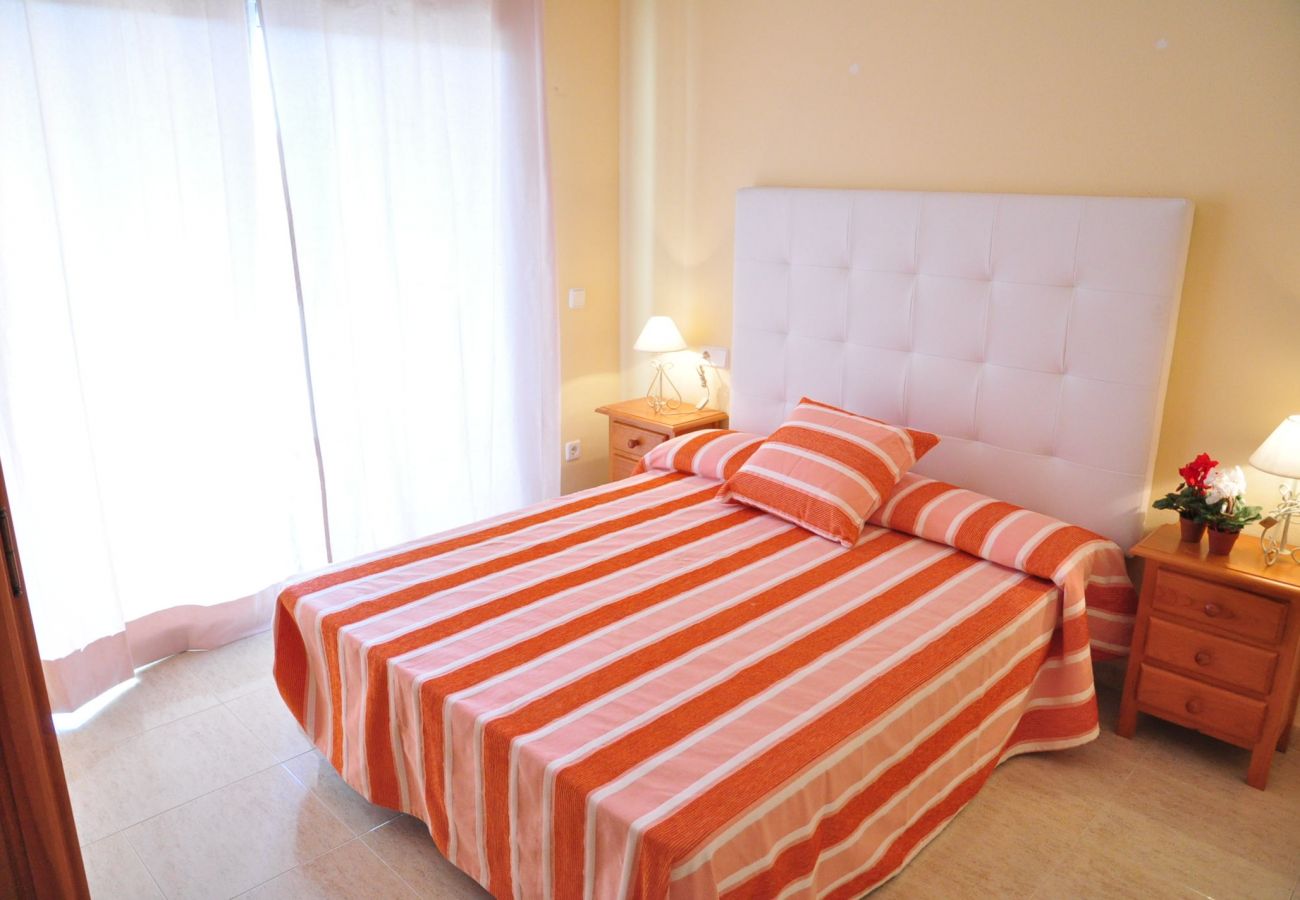 dormitorio con cama de matrimonio en alojamiento vacacional en Cambrils