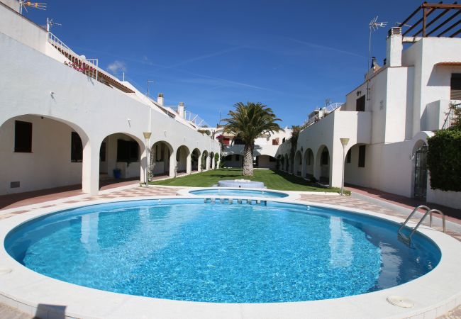 Casa blanca con piscinas en miami playa