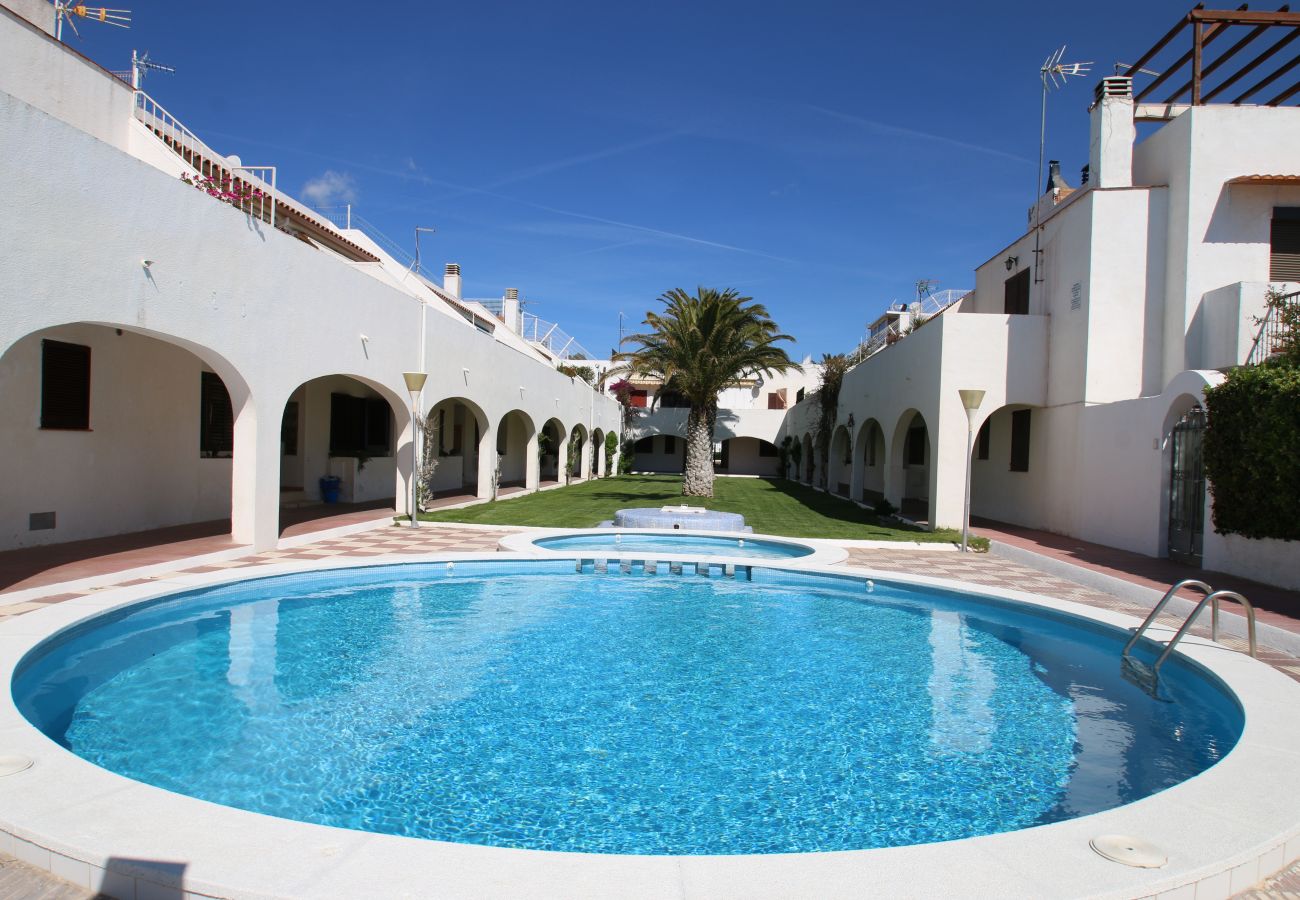 Casa blanca con piscinas en miami playa