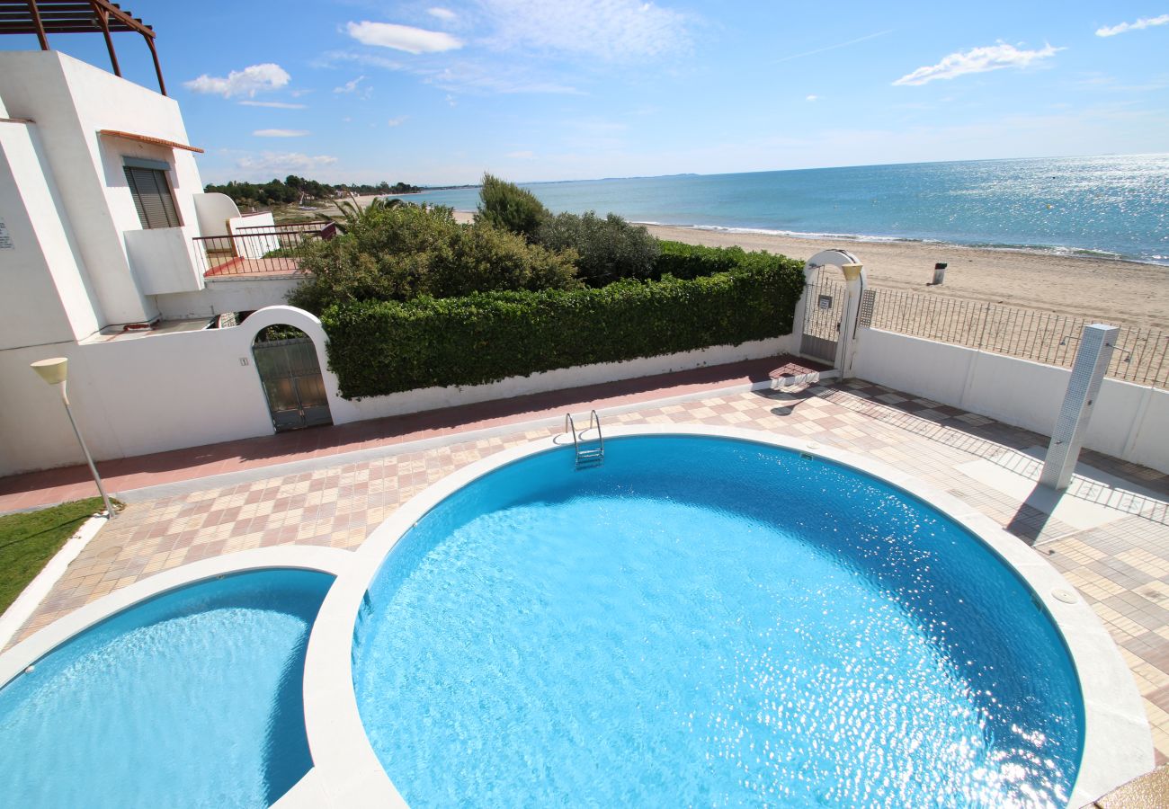 Casa con piscina primera linea de playa