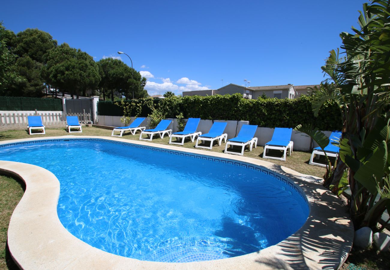 Apartamento vacacional en La Llosa con piscina