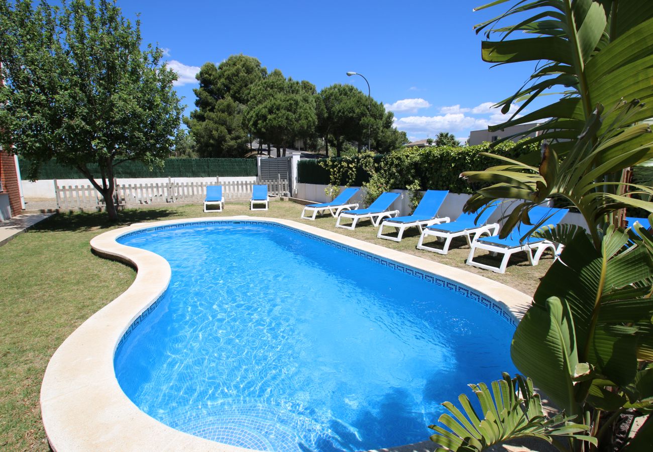 casa rosales con piscina en cambrils alquiler