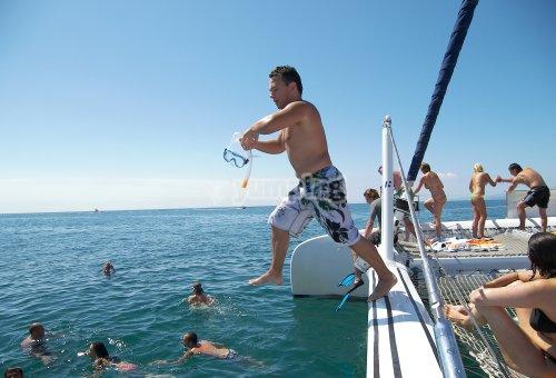 Ausflug zum Schwimmen am offenen Meer an der Costa Dorada