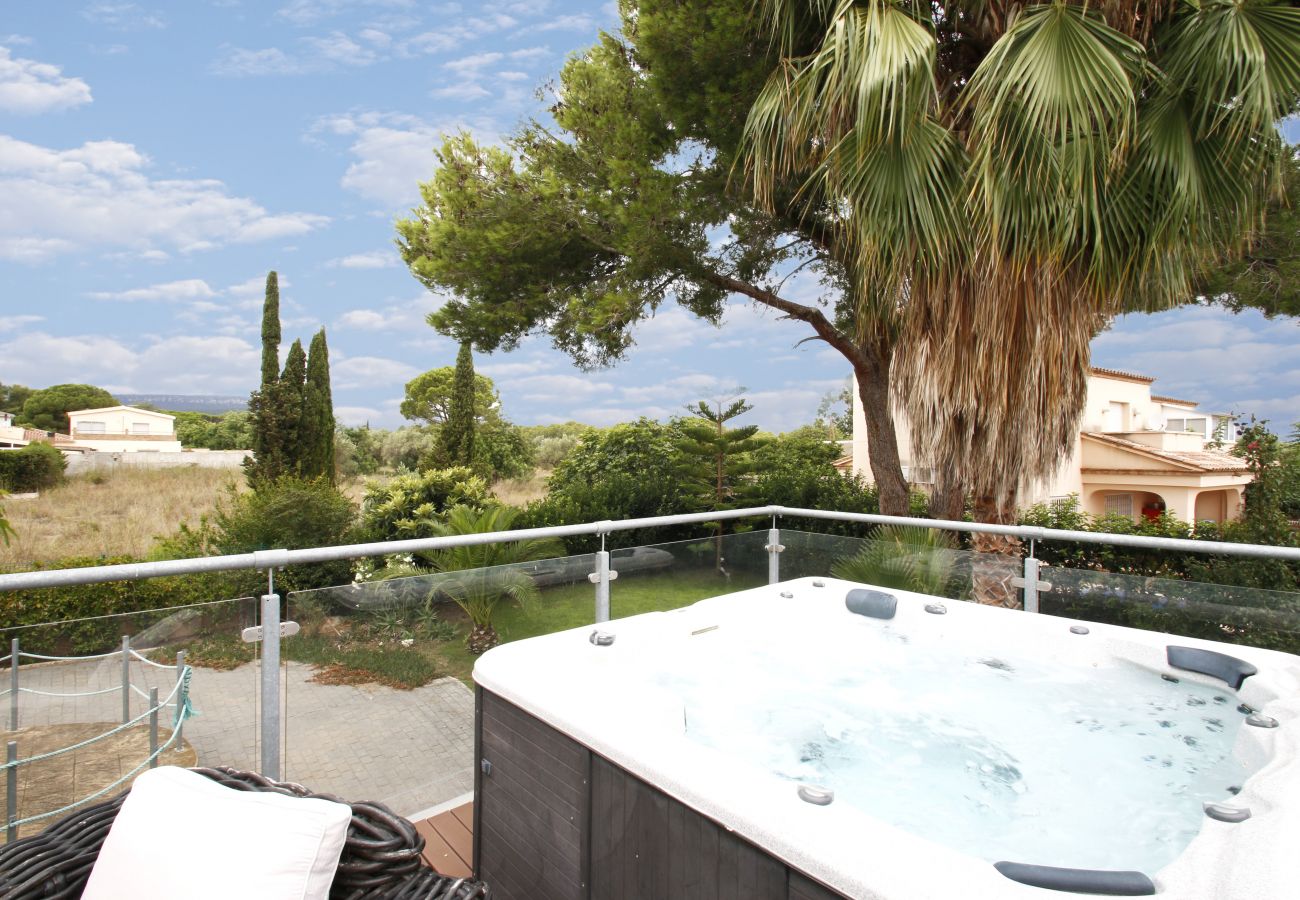Ferienhaus mit Whirlpool und schöner Aussicht in Mont-roig del Camp, Costa Dorada