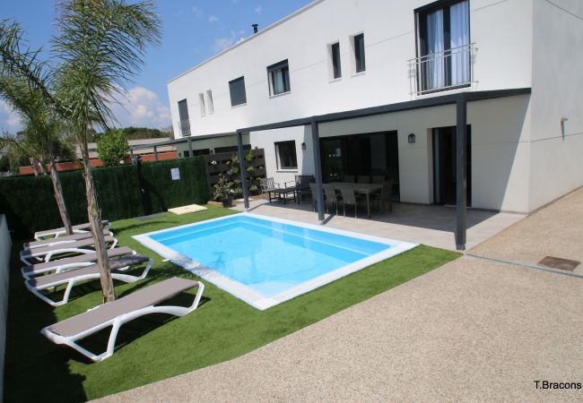 Garden and private pool of the holiday rental house Villa Milos in Cambrils